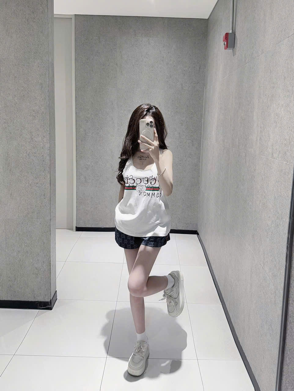 Sét Bộ Nữ Áo 2 Lỗ Phối Quần Đùi Họa Tiết In Chữ Sắc Nét Form Rộng Chất Cotton 2 Màu Ton Da Dễ Mặc Kiểu Dáng Trẻ Trung, Sét Bộ Nữ Mùa Hè